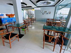 科隆Lucky Tito Coron Dive Resort的用餐室配有木桌和椅子