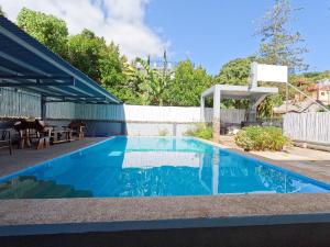 科隆Lucky Tito Coron Dive Resort的一座房子后院的游泳池