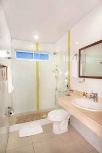 卡利Basic Hotel Centenario by Hoteles MS的一间带卫生间和水槽的浴室