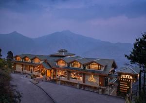 KīarjüSTa Cliffend Resort & Spa, Mashobra的一座大建筑,背景是群山