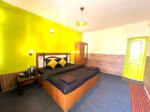 马拉里Trippy Turtle Hostel的一间卧室设有一张床和黄色的墙壁