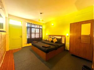 马拉里Trippy Turtle Hostel的黄色间内一间卧室,配有一张床