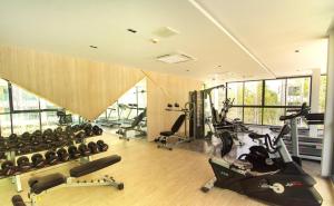 Ban Tha HinResort Style Condo Suksawat 64 Bangkok ND的健身房,配有跑步机和健身器材