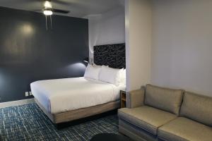 旧金山Hotel Garrett的酒店客房,配有床和沙发