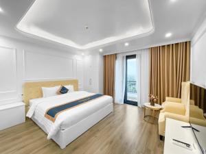 河内Chemi Noi Bai Airport Hotel的配有一张床和一张书桌的酒店客房
