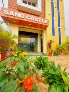 科纳卡SAND CASTLE的一座带鲜花的城堡建筑