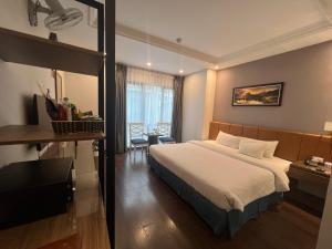 河内A25 Hotel - 187 Trung Kính的配有一张床和一张书桌的酒店客房