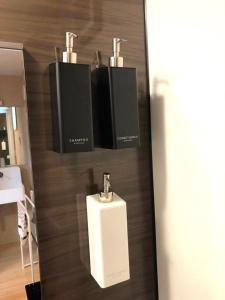 堺市知輪-chirin-的浴室墙上的3个肥皂分配器