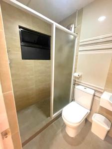 卡尔巴约A’s Penthouse - Calbayog的一间带卫生间和步入式淋浴间的浴室