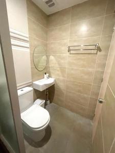 卡尔巴约A’s Penthouse - Calbayog的一间带卫生间、水槽和镜子的浴室