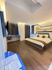 Batu MerahGolden Palace Hotel的酒店客房设有一张床和一张桌子