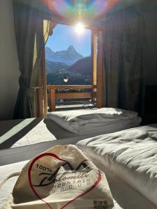 瓦莱迪卡多雷Dolomiti Lodge Villa Gaia的山景客房 - 带两张床