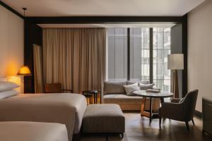 悉尼Capella Sydney的酒店客房,配有床和沙发