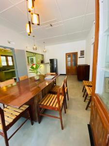 高尔Happy Valley Residence Unawatuna的用餐室配有大型木桌和椅子