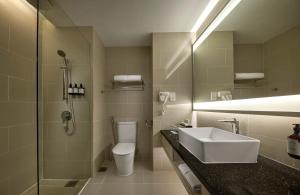 峇六拜AC Hotel by Marriott Penang的一间带水槽、卫生间和淋浴的浴室