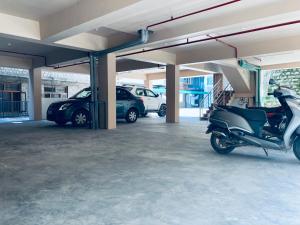 马拉里TATA Vista Resort Mall Road Manali - Centrally Heated & Air Cooled的车库内停放着摩托车