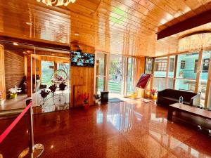 马拉里TATA Vista Resort Mall Road Manali - Centrally Heated & Air Cooled的客厅配有沙发和桌子