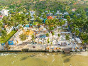 Ấp Khánh Phước (1)Mango Beach Hotel & Camping的海滩上游乐园的空中景致