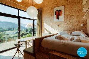 Ecolodge Acm Vue Lac Et Bain Nordique客房内的一张或多张床位