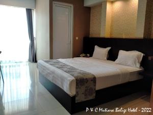 巴利盖Mutiara Balige Hotel的一间卧室,卧室内配有一张大床