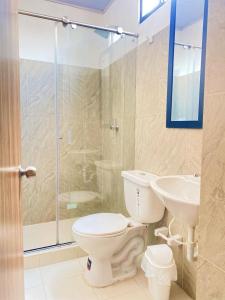 GuamalHotel Brisas的浴室配有卫生间、盥洗盆和淋浴。