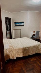 罗通达Hotel Sirio的卧室配有1张床、1张桌子和1把椅子