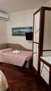 罗通达Hotel Sirio的一间小卧室,配有床和窗户
