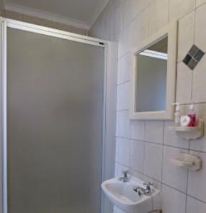 布隆方丹维多利亚山林小屋的带淋浴和盥洗盆的浴室