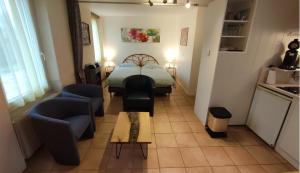 洛特河畔的维伦纽夫Gites La Bakénia的一个小客厅,配有一张床和一张沙发