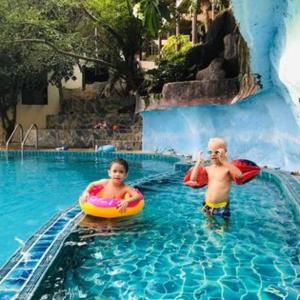 帕干岛Haad Yao Bayview Hotel的两个孩子在度假村的游泳池里