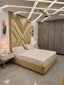 伊斯兰堡The Gateway islamabad的一间卧室设有一张大床和两个床头柜