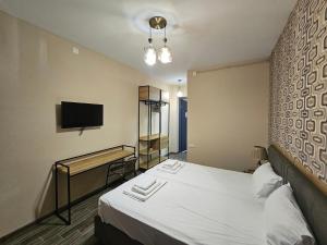 卡瓦拉提Casa Del Mar的配有一张床和一台平面电视的酒店客房
