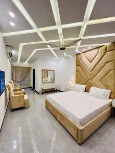 伊斯兰堡The Gateway islamabad的一间卧室配有一张大床和一把椅子