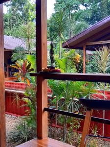 公主港At Home的客房享有棕榈树花园的景致。