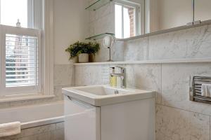 牛津University Parks View的白色的浴室设有水槽和镜子