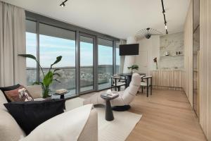 米兹多洛杰WAVE 10th Floor Baltic View的客厅配有家具和大窗户。