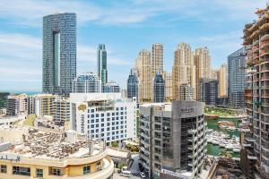 迪拜Elegant 3BR in JBR w/ partial Marina View的享有城市天际线和高楼的景色