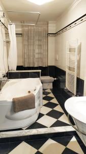 AglianaOspitalità e Fotografia的黑白浴室设有浴缸和水槽
