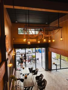 南芭堤雅Hostel Friends Station & Cafe的客房设有桌椅和大窗户。