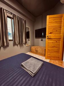 南芭堤雅Hostel Friends Station & Cafe的一间卧室配有一张床和一个木制梳妆台