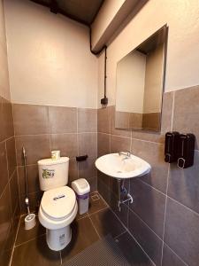 南芭堤雅Hostel Friends Station & Cafe的一间带卫生间和水槽的浴室