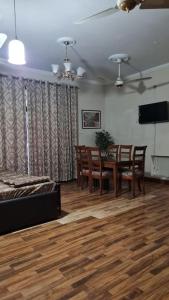 拉合尔6 Bedroom private home in Dha Lahore- Phase1 Entire House的客厅设有餐桌和椅子
