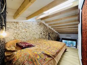 桑特费柳德吉克索尔斯Pecher CostaBravaSi的石墙房间内的一张床位