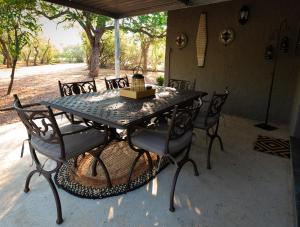 侯斯普瑞特Bushveld Jewel - Close to Kruger的庭院桌子、椅子和蛋糕