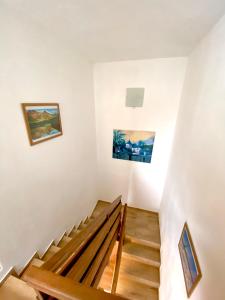迪马诺卡多林纳Chalet 3 Domky 182的房屋内的楼梯