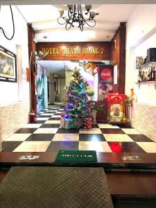 胡志明市Thanh Hương Hotel的商店里一棵树上的圣诞树