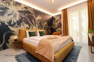 布达佩斯Grand Suites Central的一间卧室配有一张带花卉壁纸的大床