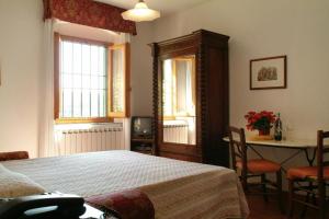 蒙泰斯佩尔托利朋德雷德拉赛尔莫酒店的卧室配有床、桌子和窗户。