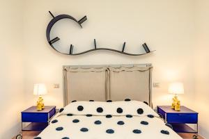 奇尼基亚诺Tenuta Pianirossi的卧室配有一张挂有心形标志的床铺
