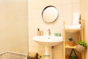 卡宴Le Lodge Safari au centre-ville的一间带水槽和镜子的浴室
